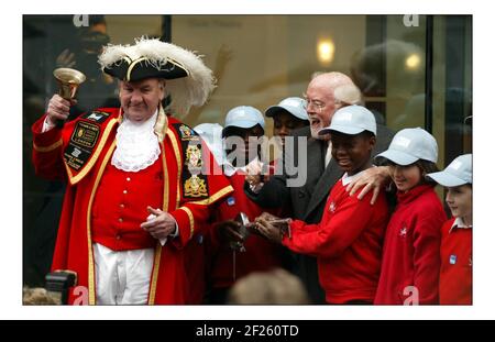 Sir Richard Attenborough eröffnet das neue Einhorn Theater auf Tooley st in Londonpic David Sandison 1/12/2005 Stockfoto