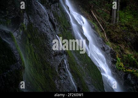 Lange Zeit Exposition von Wasser fließt nach Felsen. Stockfoto