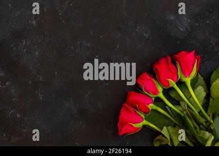 Rote Rosen auf dunklem Hintergrund Stockfoto
