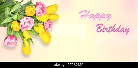 Happy Birthday Grußkarte mit gelben und rosa-weißen Tulpenblumen auf gradienten Pastellhintergrund. Elegantes Bouquet von sanften Frühlingsblumen und Text Stockfoto