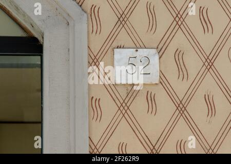 52 alte Hausnummer, Konzeptnummer Stockfoto