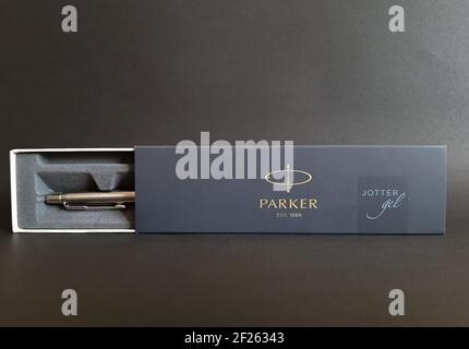 Grodno, Belarus-11,08.2020: Parker Kugelschreiber auf schwarzem isolierten Hintergrund. Parker Stift in einer Box Draufsicht Stockfoto