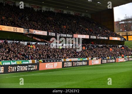 Botschaft der Unterstützung für Wuhan, die Unterstützung für die Chinesen zeigt Stadt Wuhan während Covid 19 Pandemie bei Wolverhampton Wanderers FC Fosun International Stockfoto