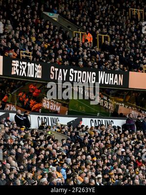 Botschaft der Unterstützung für Wuhan, die Unterstützung für die Chinesen zeigt Stadt Wuhan während Covid 19 Pandemie bei Wolverhampton Wanderers FC Fosun International Stockfoto