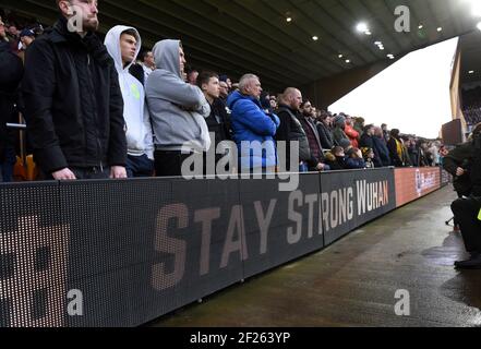 Botschaft der Unterstützung für Wuhan, die Unterstützung für die Chinesen zeigt Stadt Wuhan während Covid 19 Pandemie bei Wolverhampton Wanderers FC Fosun International Stockfoto