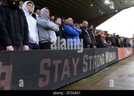 Botschaft der Unterstützung für Wuhan, die Unterstützung für die Chinesen zeigt Stadt Wuhan während Covid 19 Pandemie bei Wolverhampton Wanderers FC Fosun International Stockfoto