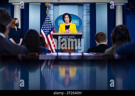 Roberta Jacobson, Koordinatorin für die Südwestgrenze im Nationalen Sicherheitsrat des Weißen Hauses, spricht als Jen Psaki, Pressesprecherin des Weißen Hauses, links, während einer Pressekonferenz im James S. Brady Press Briefing Room im Weißen Haus in Washington, DC, USA, am Mittwoch, den 10. März, zuhört. 2021. Der Pressesekretär des Weißen Hauses, Jen Psaki, sagte gestern, dass die Regierung die Covid-19-Hilfsstimulierungskontrollen nicht mit dem Namen von Präsident Biden auf ihnen drucken lassen werde, da das Finanzministerium ihre Verteilung beschleunigen will. Fotograf: Al Drago/Pool/Sipa USA Stockfoto