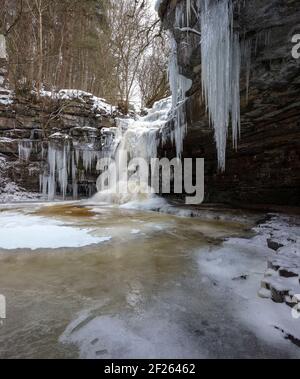 Summerhill Force & Gibsons Cave im Winter in der Nähe von Cowlees, Teesdale, County Durham, England, Großbritannien Stockfoto