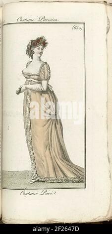 Journal des Dames et des Modes, Costume Parisien, 1805, ein 13 (650) Costume Paré.Lady in beigem Abendkleid mit tiefem Ausschnitt und Trail. In der Hand ein gefaltetes Sortiment. Frisur mit roten Blumenkranz verziert, Stockfoto