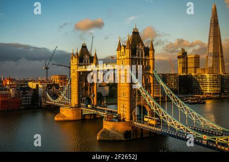London Tower Bridge am Morgen Stockfoto