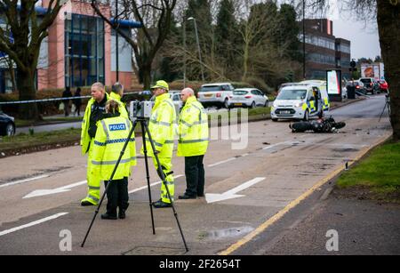 Perry Barr, Birmingham, West Midlands, Großbritannien. 10th. März 2021: Ein Mann in den Fünfzigern wurde schwer verletzt, nachdem sein Motorrad am Mittwoch kurz nach Mitternacht mit einem Baum kollidierte. Der Absturz ereignete sich auf der Aldridge Road Abschnitt der A34 Richtung Great Barr aus der Stadt. Spezialeinheiten von Kollisionsermittler waren vor Ort, um eine Untersuchung durchzuführen, bevor das Fahrrad geborgen und die Straße wieder geöffnet wurde. Die Polizei appelliert für Dash Cam-Aufnahmen. Kredit: Ryan Underwood / Alamy Live Nachrichten Stockfoto