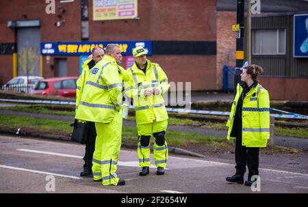 Perry Barr, Birmingham, West Midlands, Großbritannien. 10th. März 2021: Ein Mann in den Fünfzigern wurde schwer verletzt, nachdem sein Motorrad am Mittwoch kurz nach Mitternacht mit einem Baum kollidierte. Der Absturz ereignete sich auf der Aldridge Road Abschnitt der A34 Richtung Great Barr aus der Stadt. Spezialeinheiten von Kollisionsermittler waren vor Ort, um eine Untersuchung durchzuführen, bevor das Fahrrad geborgen und die Straße wieder geöffnet wurde. Die Polizei appelliert für Dash Cam-Aufnahmen. Kredit: Ryan Underwood / Alamy Live Nachrichten Stockfoto