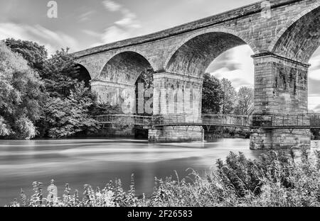 Roxburgh Viadukt über dem Teviot River - Monochrome Langzeitbelichtung Roxburgh, Schottland Stockfoto