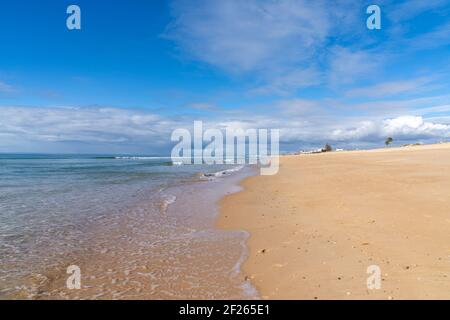 Wunderschöner Strand von Faro an der Algarve Küste von Portugal Stockfoto