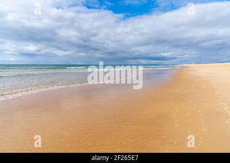 Ein schöner breiter leerer goldener Sandstrand an der Algarve In Portugal Stockfoto