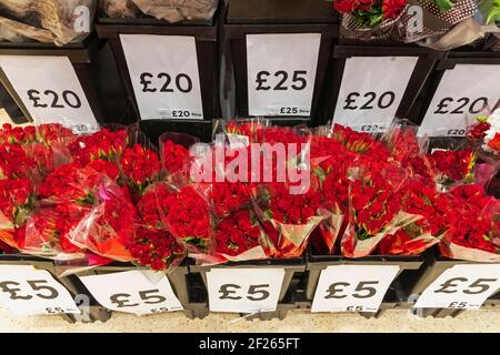 England, London, Supermarkt Valentinstag Ausstellung von Rosen Stockfoto