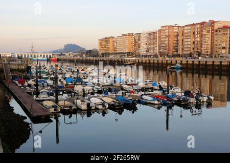 Blick auf kleine Boote, die im Hafengebiet des Maliano Dock Santander Cantabria festgemacht sind Spanien Winter Stockfoto