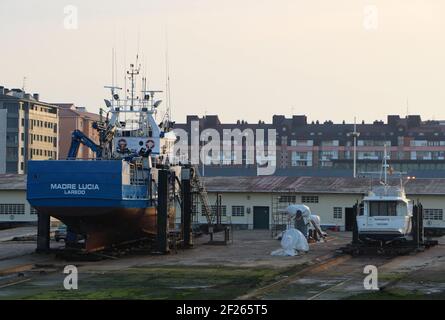 Angeltrawler Madre Lucia und Motorboot Nordeste auf der Slipway im Maliano Dock für Reparaturen Santander Cantabria Spanien Stockfoto