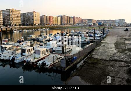 Blick auf kleine Boote, die im Hafengebiet des Maliano Dock Santander Cantabria festgemacht sind Spanien Winter Stockfoto