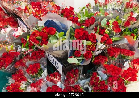 England, London, Supermarkt Valentinstag Ausstellung von Rosen Stockfoto