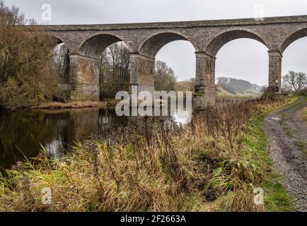 Roxburgh Viadukt über Teviot nach vorübergehender Entfernung der Fußgängerbrücke, Scottish Borders, Großbritannien Stockfoto