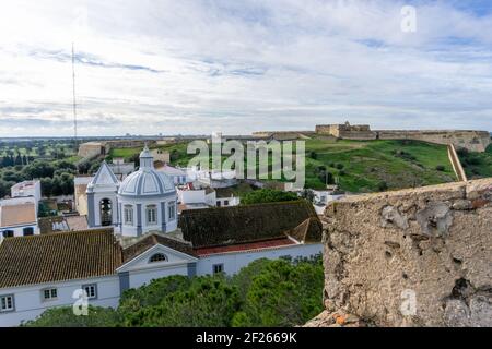 Das malerische Dorf Castro Marim und das Schloss dahinter Stockfoto