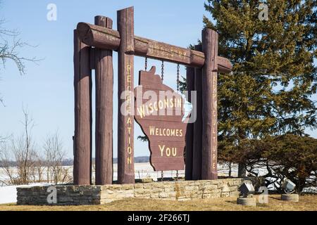 Ein großes Holzschild "Wisconsin welcomes you" am Grenzübergang von Illinois nach Wisconsin. Stockfoto