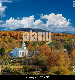 Kultige Neuengland-Kirche in Stowe Stadt im Herbst Stockfoto