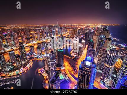 Der Yachthafen von Dubai Skyline bei Nacht. Bunter neons mehrere höchsten Wolkenkratzer der Welt erleichtern. Erstaunliche Perspektive des Nahen und Mittleren Ostens Stadt. Dubai ma Stockfoto