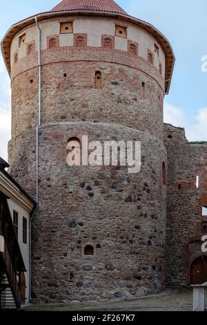 Mittelalterlicher Innenhof der Burg Bauska mit Aussichtsturm Stockfoto