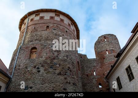 Mittelalterlicher Innenhof der Burg Bauska mit Aussichtsturm Stockfoto