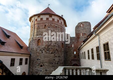 Mittelalterlicher Innenhof der Burg Bauska mit Aussichtsturm Stockfoto