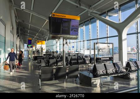 England, London, Heathrow Airport, Empty Flight Departure Lounge Stockfoto