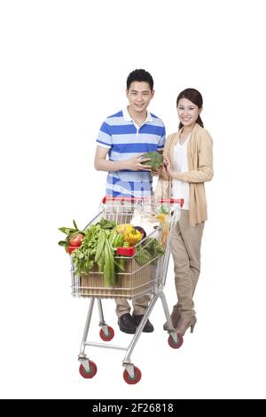 Ein glückliches junges Paar kauft Lebensmittel ein Stockfoto