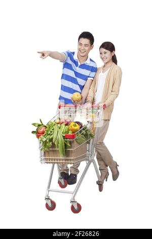 Ein glückliches junges Paar kauft Lebensmittel ein