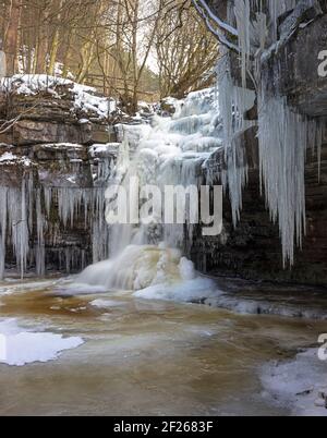 Summerhill Force & Gibsons Cave im Winter in der Nähe von Cowlees, Teesdale, County Durham, England, Großbritannien Stockfoto