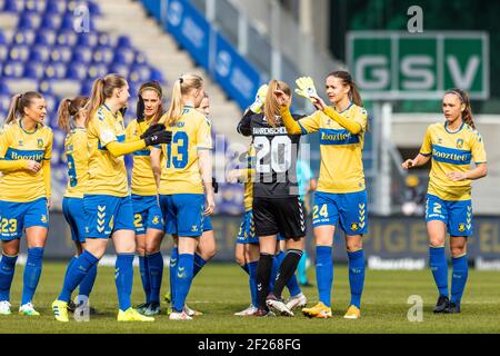 Brondby, Dänemark. März 2021, 10th. Die Spieler von Brondby IF grüßen einander vor dem UEFA Women's Champions League Spiel zwischen Brondby IF und Olympique Lyon im Brondby Stadion in Broendby, Dänemark. (Foto Kredit: Gonzales Foto/Alamy Live News Stockfoto