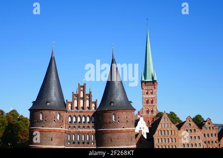 Holstentor mit Petrikirche und Salzspeicher in LÃ¼beck Stockfoto