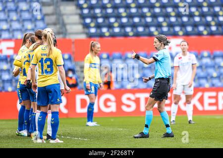 Brondby, Dänemark. März 2021, 10th. Schiedsrichter Ivana Martinčić gesehen während der UEFA Women's Champions League Spiel zwischen Brondby IF und Olympique Lyon im Brondby Stadion in Broendby, Dänemark. (Foto Kredit: Gonzales Foto/Alamy Live News Stockfoto