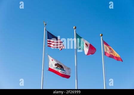 Amerikanische, mexikanische und kalifornische Staatsflaggen winken in der Luft. Stockfoto