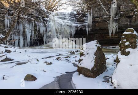 Summerhill Force & Gibsons Cave im Winter in der Nähe von Cowlees, Teesdale, County Durham, England, Großbritannien Stockfoto