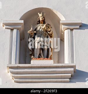 Statue in Nische in weißer Missionsmauer. Stockfoto