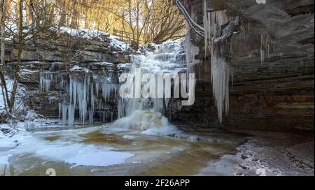 Summerhill Force & Gibsons Cave im Winter in der Nähe von Cowlees, Teesdale, County Durham, England, Großbritannien Stockfoto