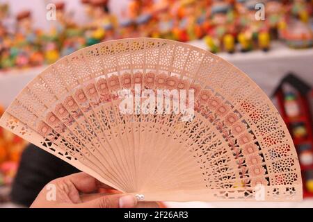 Handventilator aus Holz isoliert auf hellem Hintergrund Stockfoto
