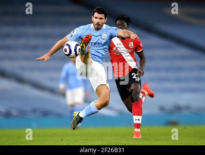 Sergio Aguero von Manchester City kontrolliert den Ball während des Premier League-Spiels im Etihad Stadium in Manchester. Bilddatum: Mittwoch, 10. März 2021. Stockfoto