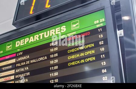 Bratislava, Slowakei - 17. September 2019: Die Abflüge der Fluggesellschaften werden auf einem Großbildschirm am Flughafen Mailand Rastislav Stefanik angezeigt. Es ist der wichtigste slowakische Flughafen Stockfoto