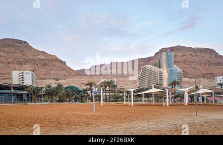 Ein Bokek, Israel - 22. Januar 2020: Hotels und Resorts am israelischen Ufer des Toten Meeres vom Strand aus gesehen, Morgenhimmel oben Stockfoto