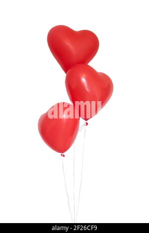 Drei herzförmige rote Ballons auf weißem Hintergrund Stockfoto