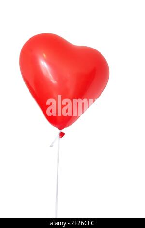 Ein herzförmiger roter Ballon auf weißem Hintergrund Stockfoto