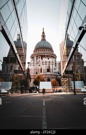 St. Paul's Cathedral an einem Sommerabend Stockfoto